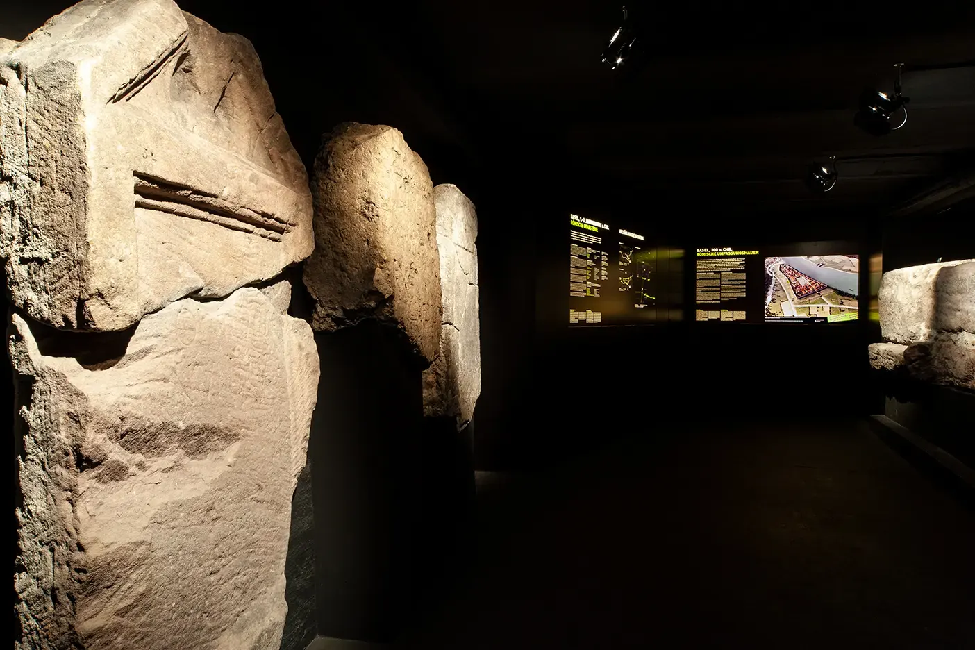 Die beiden Grabinschriften, ausgestellt in der Archäologischen Informationsstelle