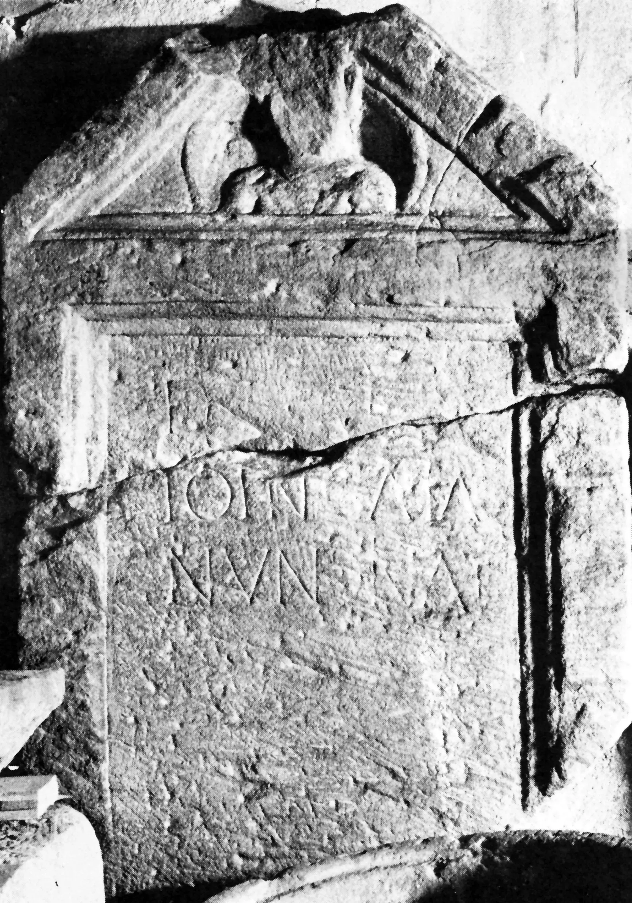 Grabstein mit Inschrift