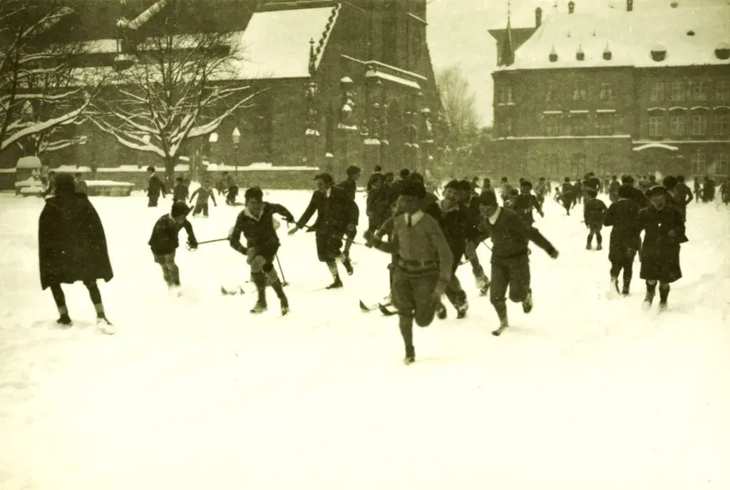 Spielende Kinder 1931 auf dem verschneiten Münsterplatz