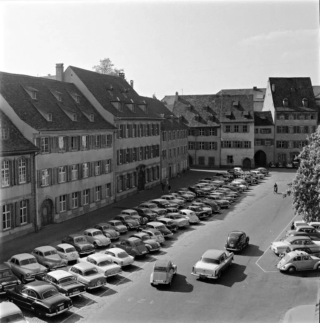 Viele Autos stehen vor dem Münster, Staatsarchivbild