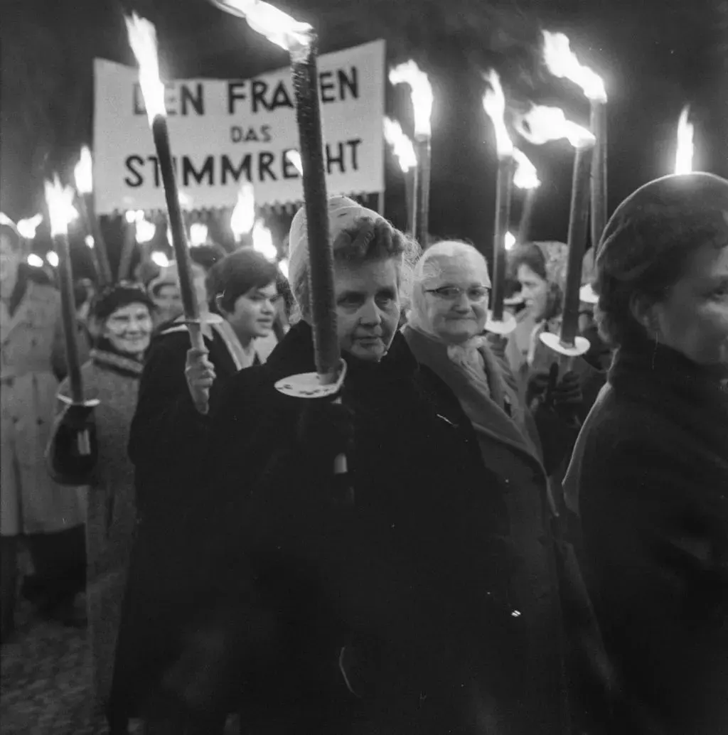 Frauen demonstrieren am Fackelzug von 1961 für politische Teilnahme