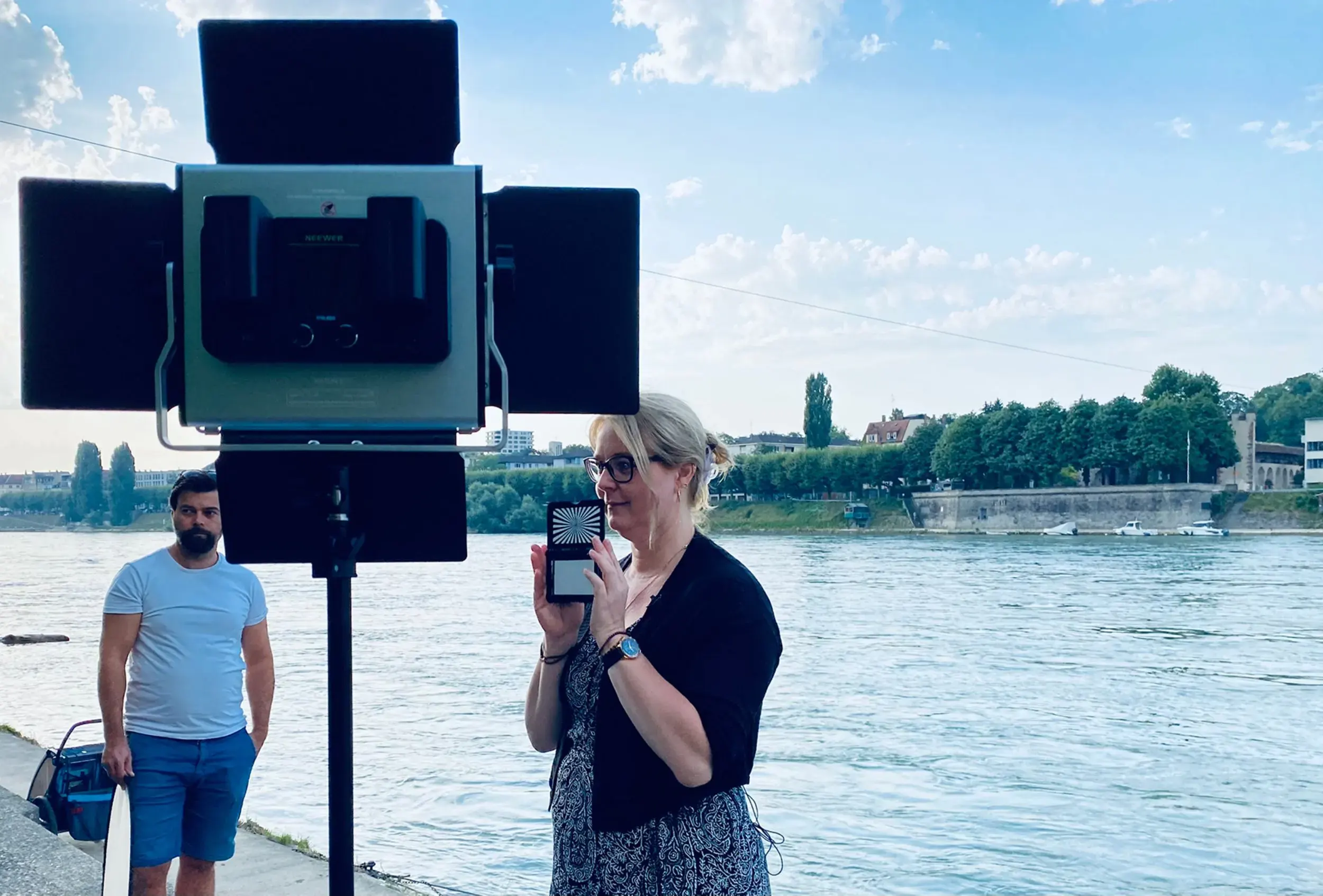 Martina Meinicke steht am Rheinufer vor der Kamera