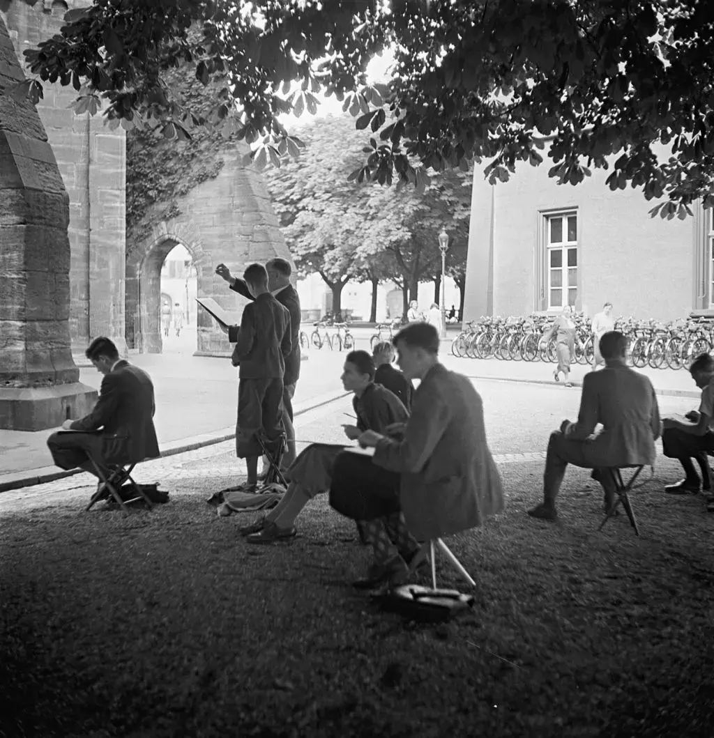 Schüler beim Zeichenunterricht neben dem Münster im Jahr 1939