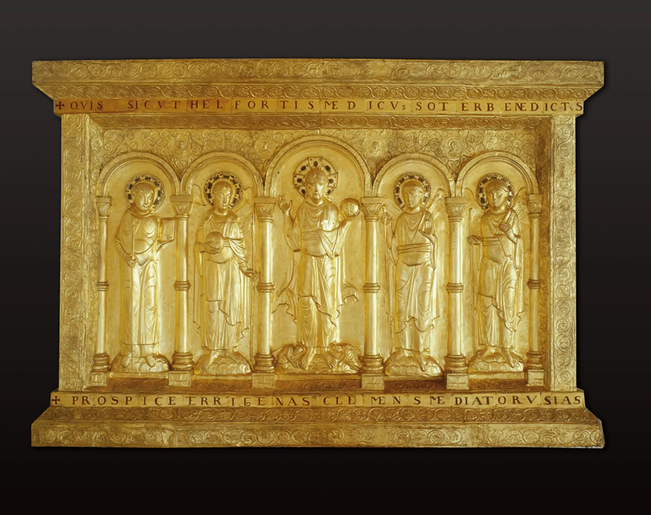 Eine von zwei Kopien der Goldenen Altartafel im Historischen Museum Basel
