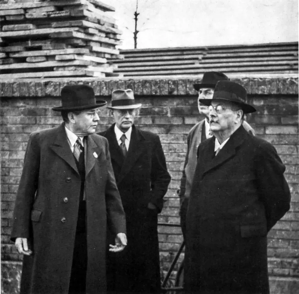 Von rechts nach links: Wilhelm und Joachim Rapp, "A. Linder", Inspektor Gas- und Wasserwerk Basel, und Gustav Wenk