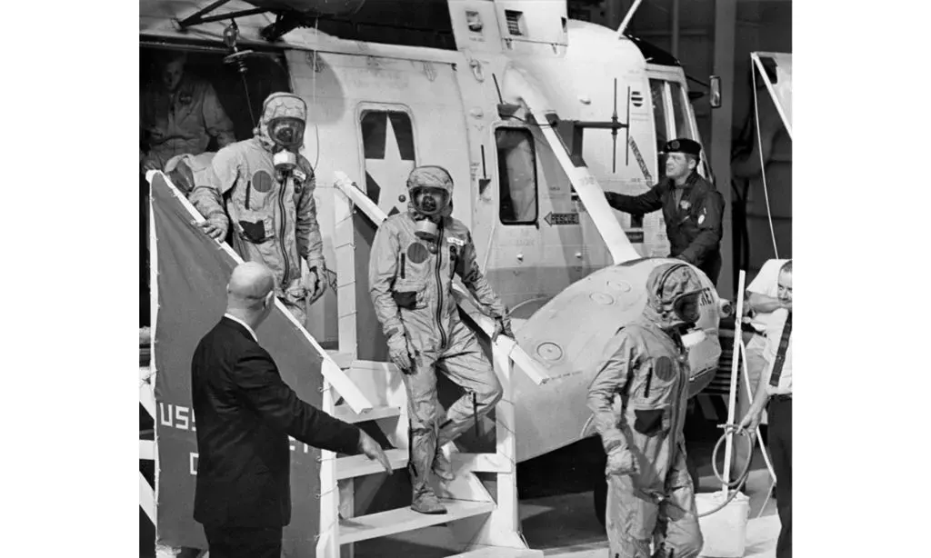 Die Astronauten (links nach rechts) Aldrin, Armstrong und Collins verlassen den Bergungshubschrauber auf der U.S.S. Hornet nach ihrer Landung im Pazifischen Ozean