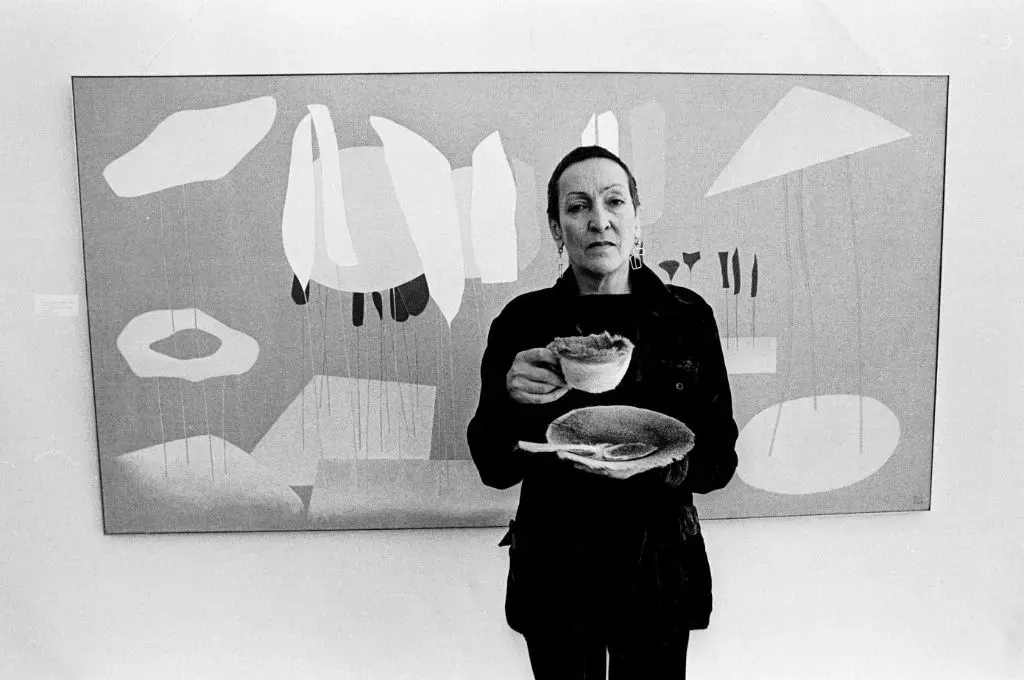 Meret Oppenheim 1972 bei der Eröffnung ihrer Ausstellung in Duisburg mit der