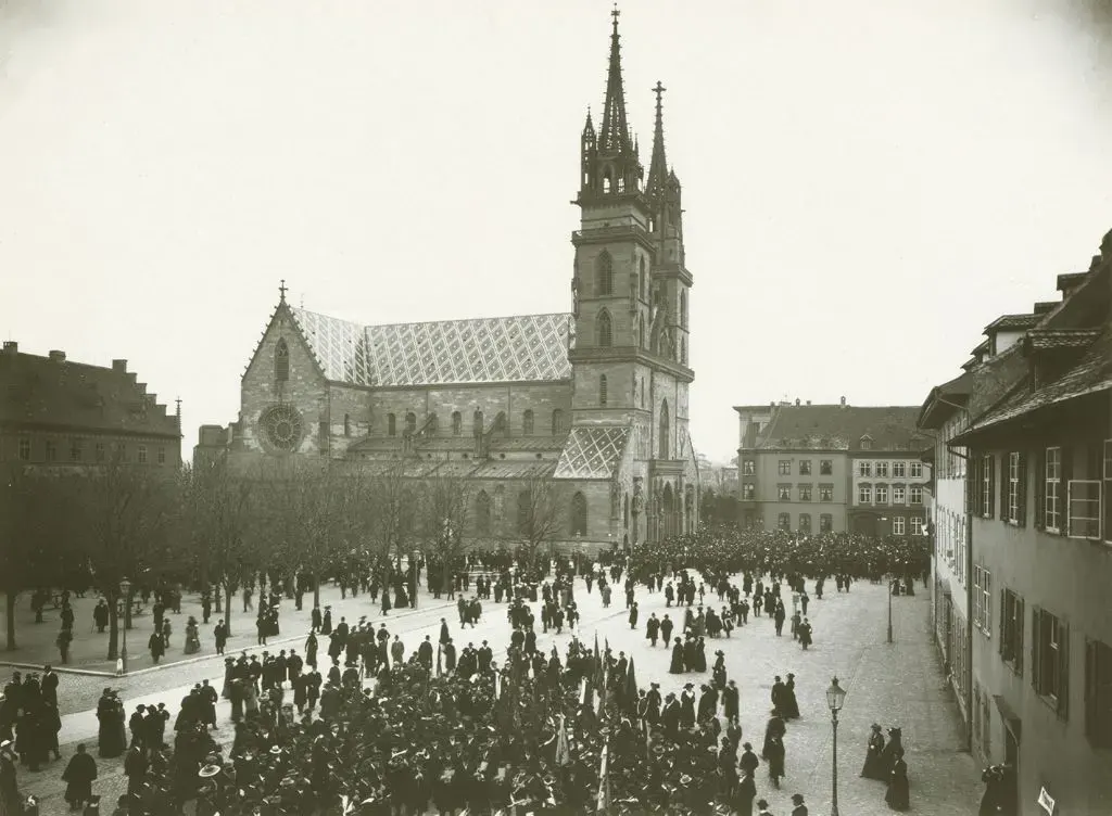 Der Friedenskongress der Sozialistischen Internationale auf dem Weg zum Münster, 1912