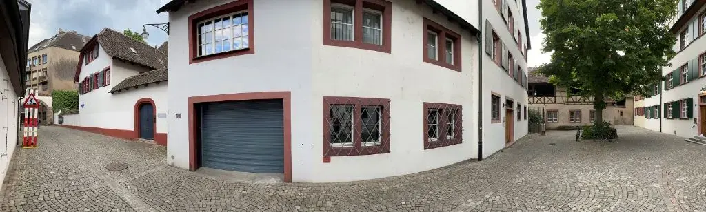 Meret Oppenheims Atelier lag oberhalb dieser Garage im Klingental