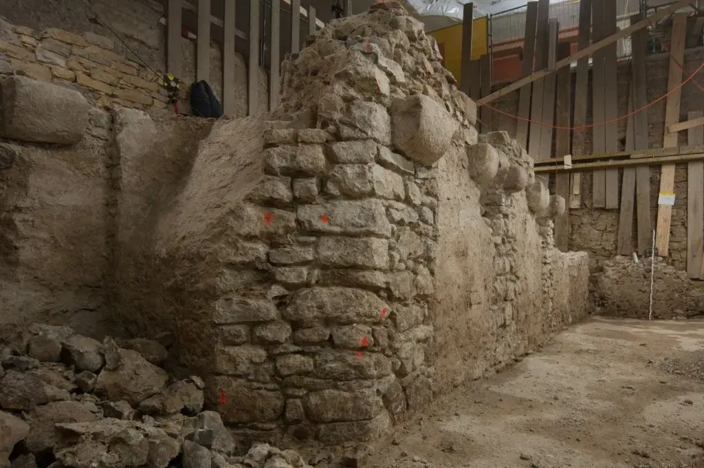 Keller aus der zweiten Klosterbauphase. Gut erkennbar sind die Kragsteine für die Deckenkonstruktion