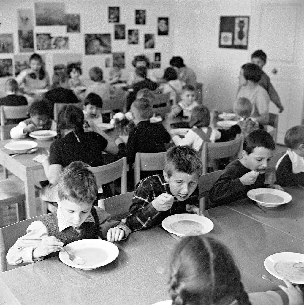 Mittagstisch im Tagesheim des Frauenvereins am Heuberg, 1967