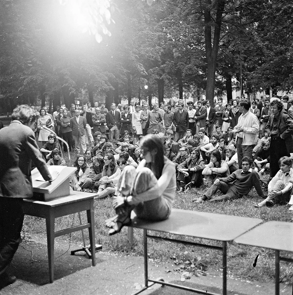 Mit einem Sit-in auf dem Petersplatz protestieren Studierende am 28. Mai 1969 gegen das neue vom Bund beschlossene ETH-Gesetz