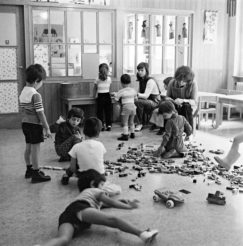 Kinder beim Spiel in der Krippe Lehenmatt, 1973