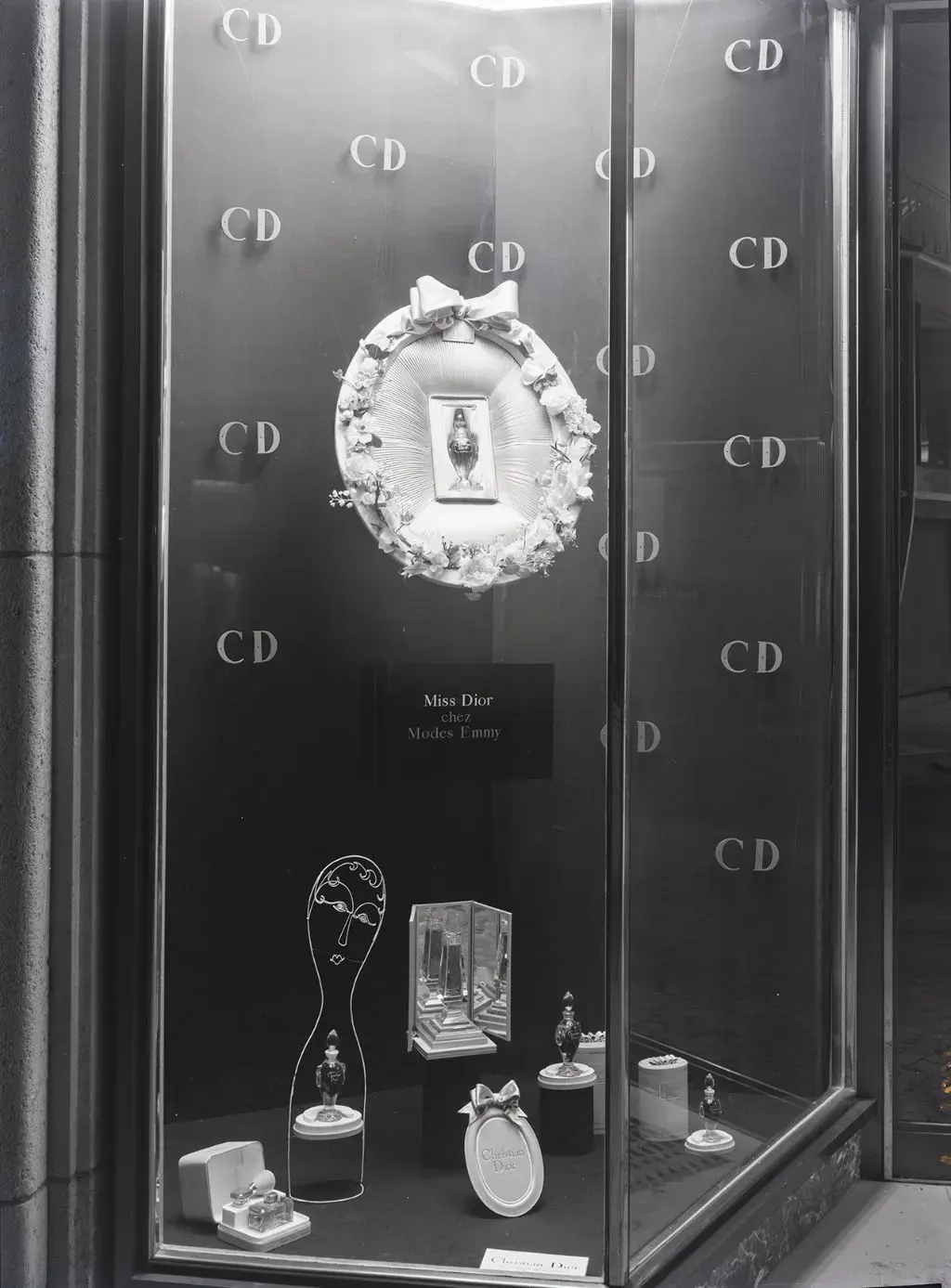 Das 1950 von Jean Tinguely gestaltete Schaufenster für Emmy Modes