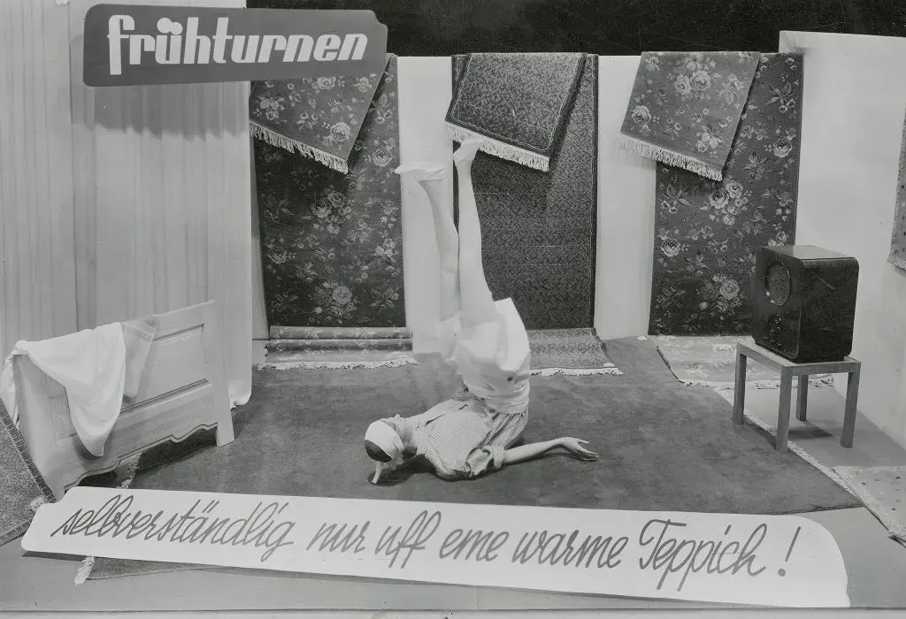 Das von Olga Bader gestaltete Schaufenster für das Teppichgeschäft Matzinger zeigt eine Puppe