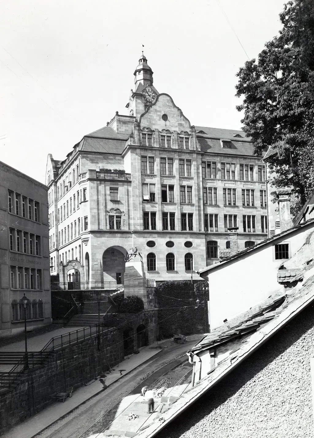 Schwarz/Weiss Fotografie Gebäude Basler Mädchengymnasium am Kohlenberg in Basel