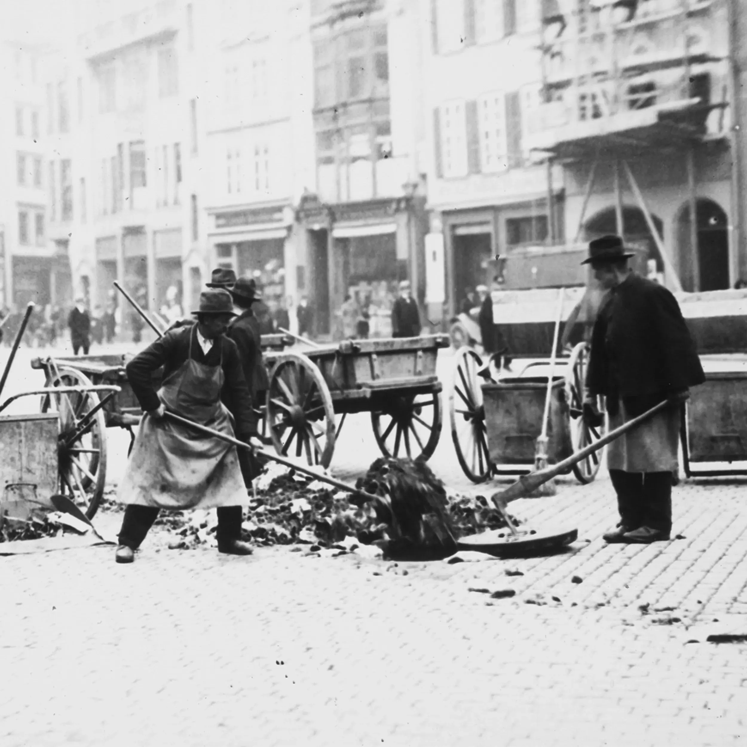Menschen putzen den Marktplatz, 1914