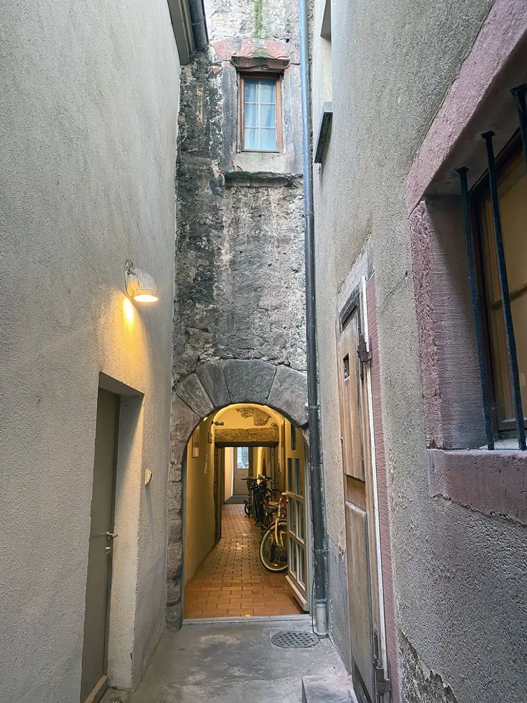Hinter der unscheinbaren Eingangstür an der Schneidergasse 12 führt das St. Andreasgässlein zu einem winzigen Innenhof. Dort ist der «Schalonturm» sichtbar – eingebaut in die Hauswand