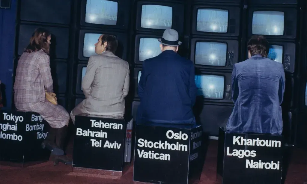 Personen sitzen vor Fernsehern an der Mustermesse 1978