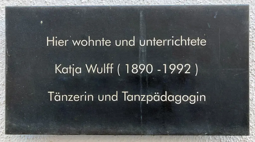Eine Gedenktafel an der Augustinergasse 3 erinnert an Katja Wulff und ihre Pionierrolle für den freien Tanz in Basel