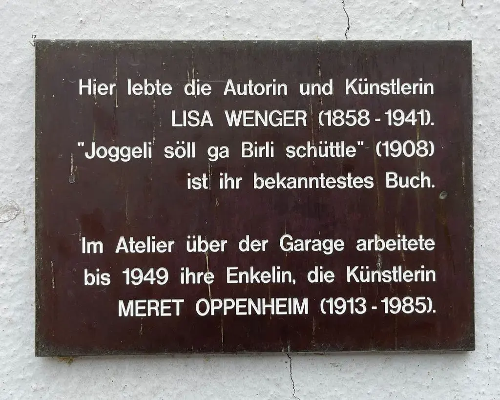 Eine Gedenkplakette erinnert an Meret Oppenheims Basler Atelier im Klingental
