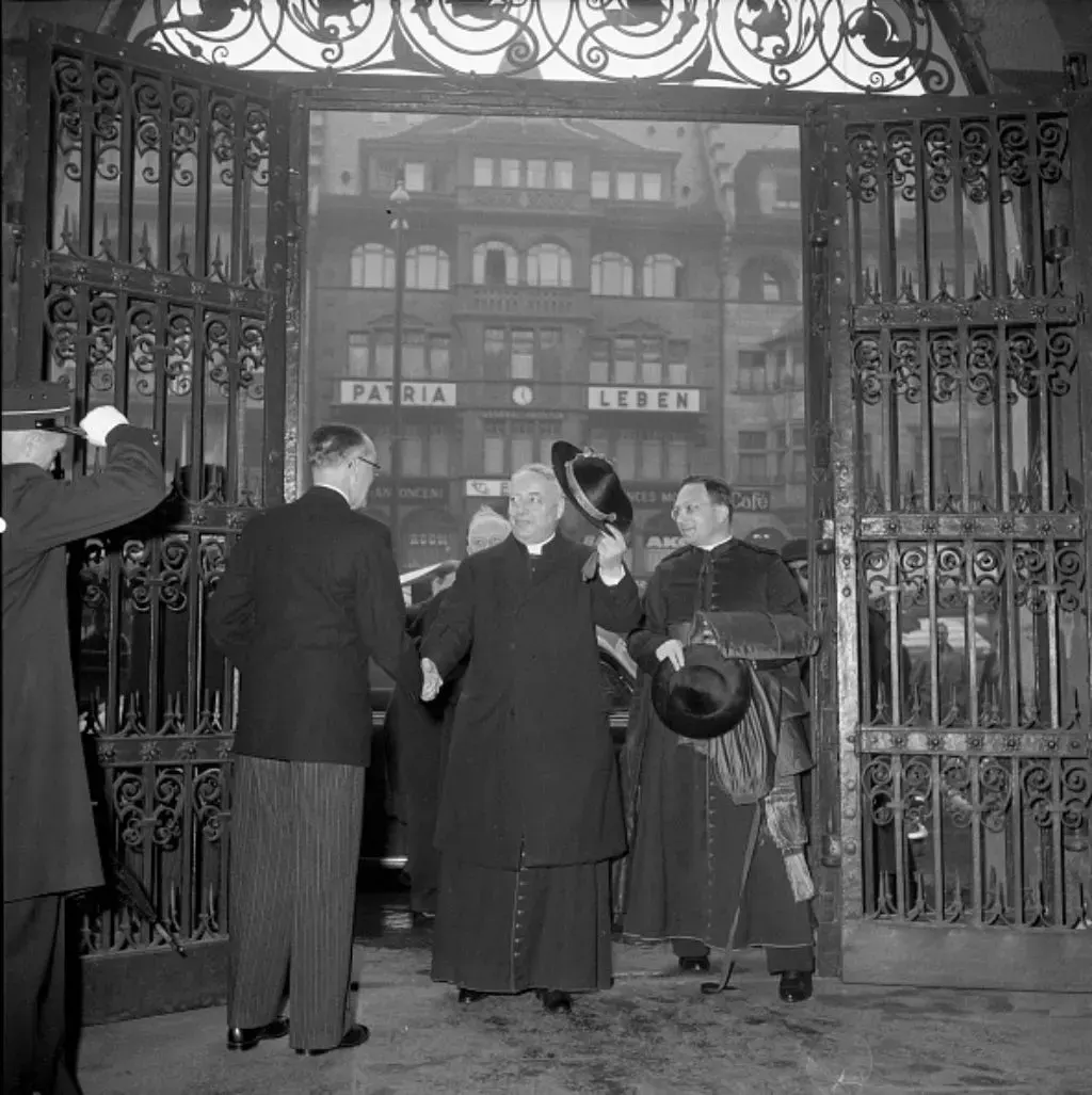 Nuntius Gustavo Testa bei seiner Ankunft im Basler Rathaus 1954