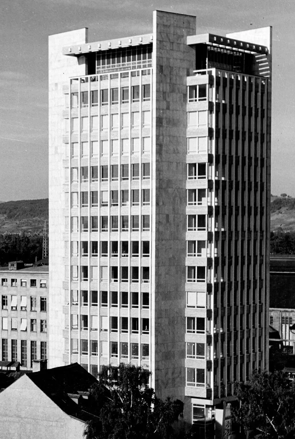 Das Hochhaus der Firma Geigy nach der Eröffnung 1957