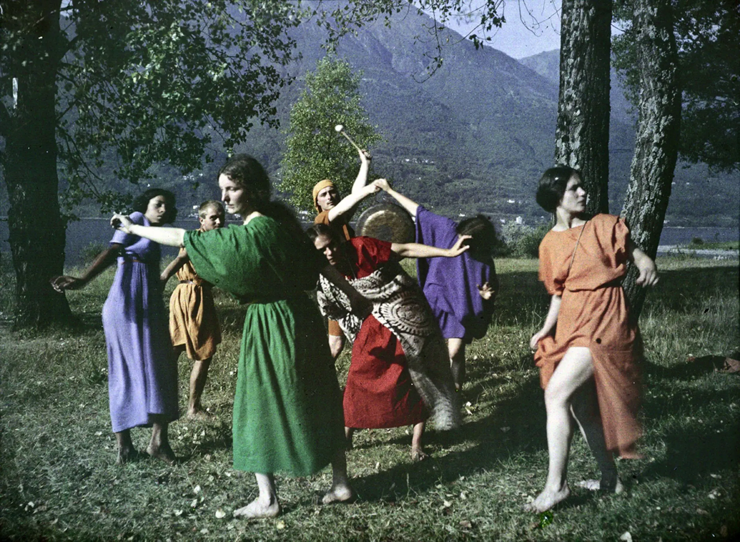 Tanzende am Lago Maggiore bei Ascona, 1914. Die Tänzerin im orangen Kleid ist Katja Wulff