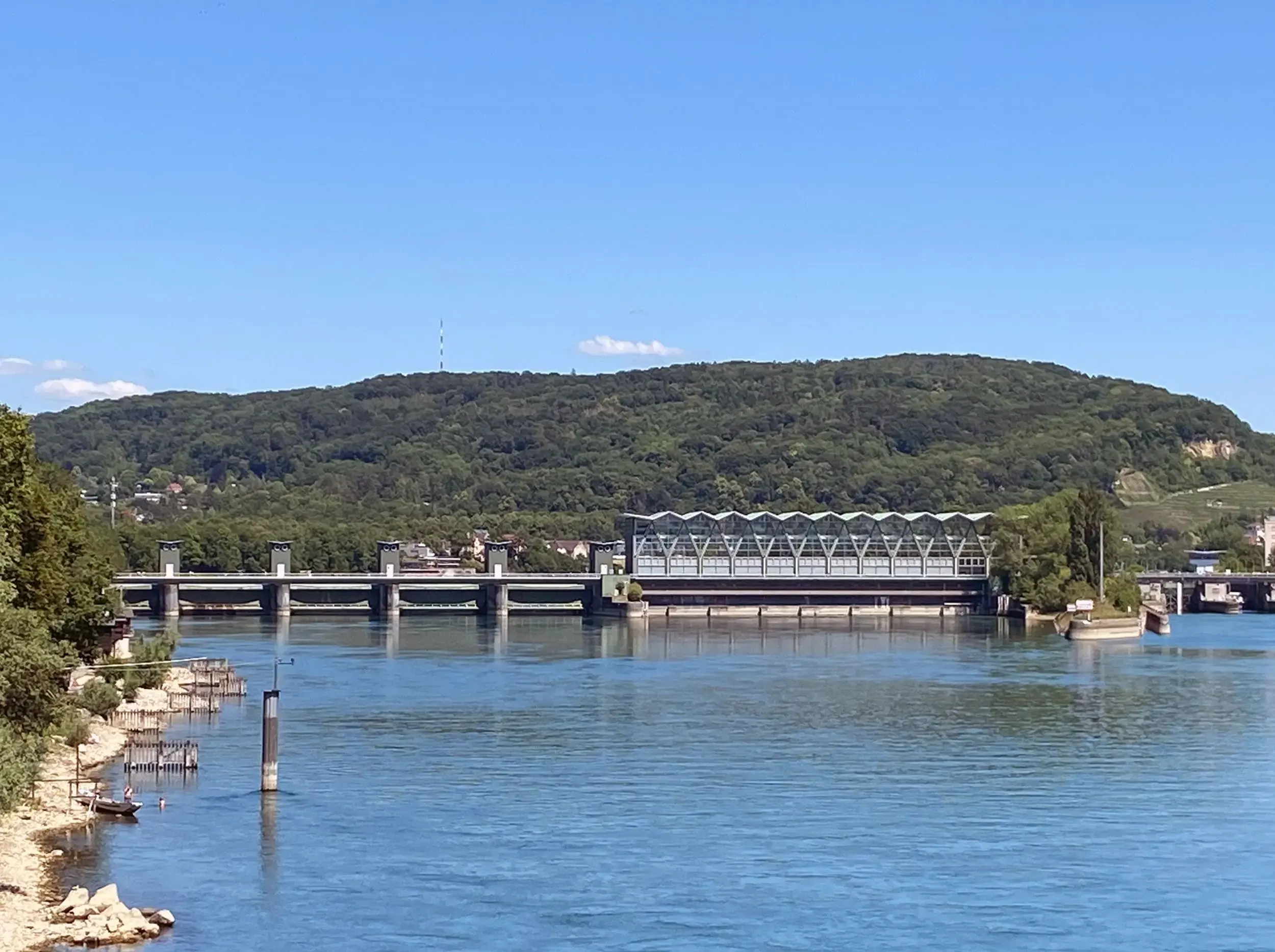 Das Kraftwerk, vom Rhein aus fotografiert