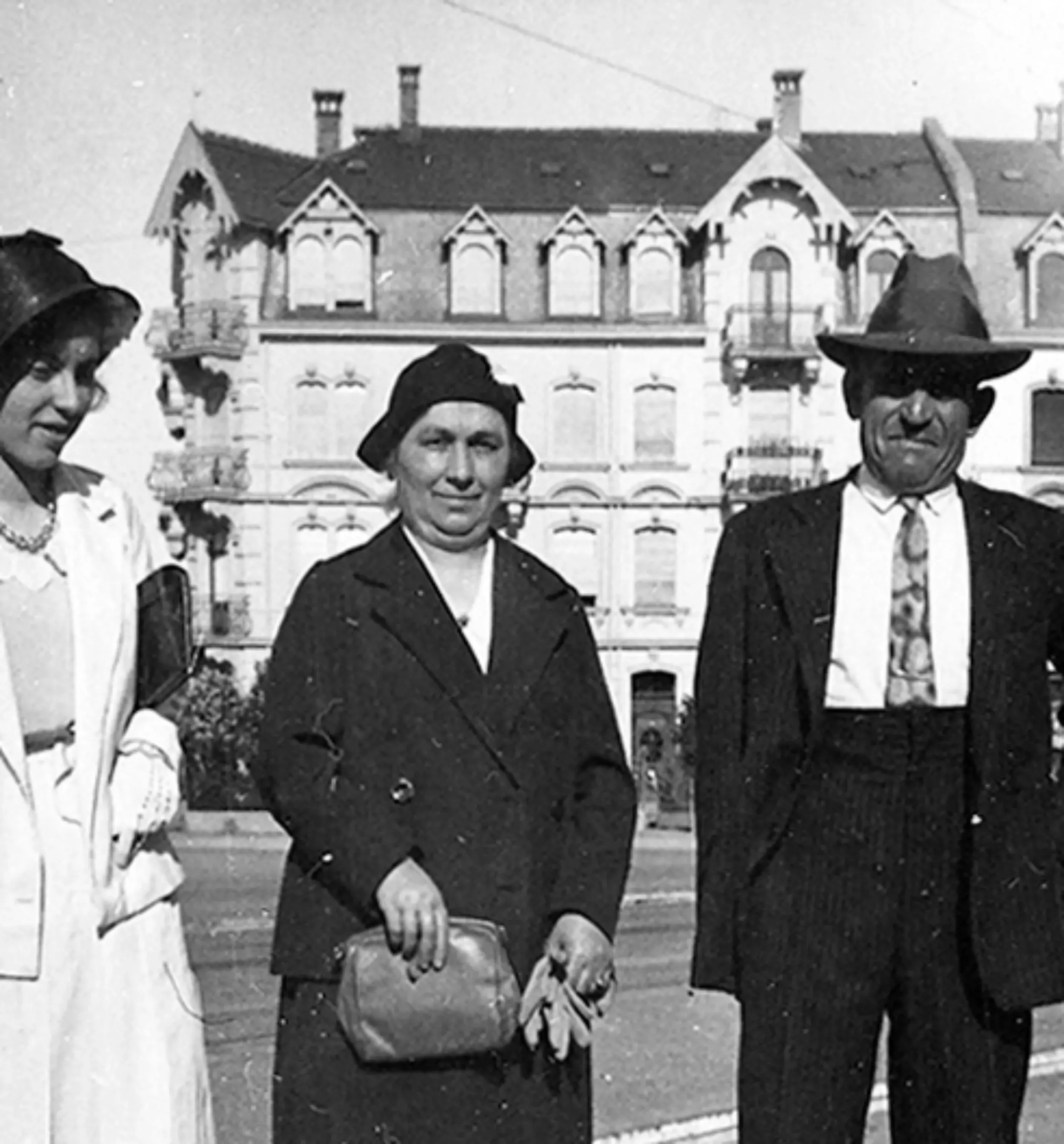 Meine Mutter – Alvara Distri – links im Bild mit meinen Grosseltern als Trio in der Stadt