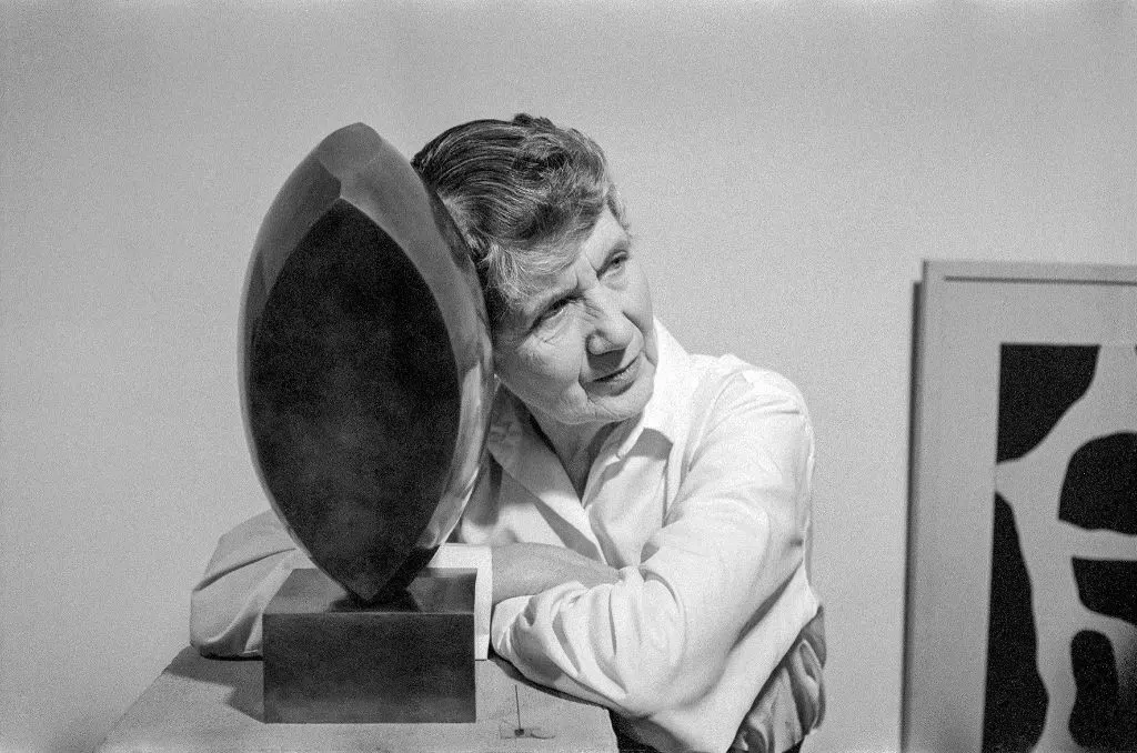 Katja Wulff an der Vernissage der Ausstellung "Hans Arp", Galerie d'Art Moderne, Basel, 1958
