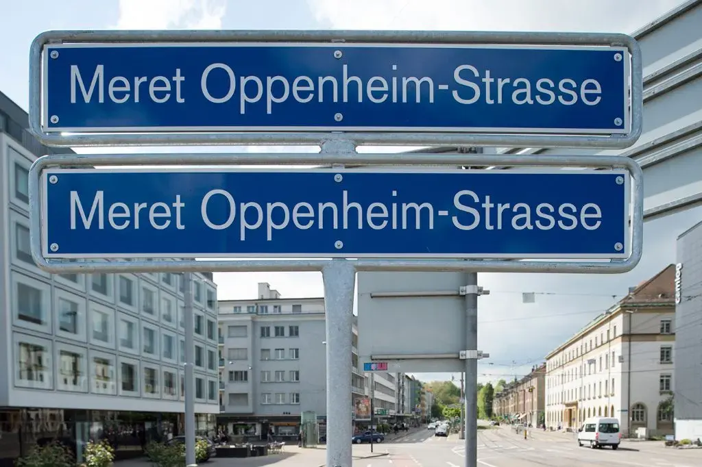 Das doppelte Strassenschild der Meret Oppenheim-Strasse
