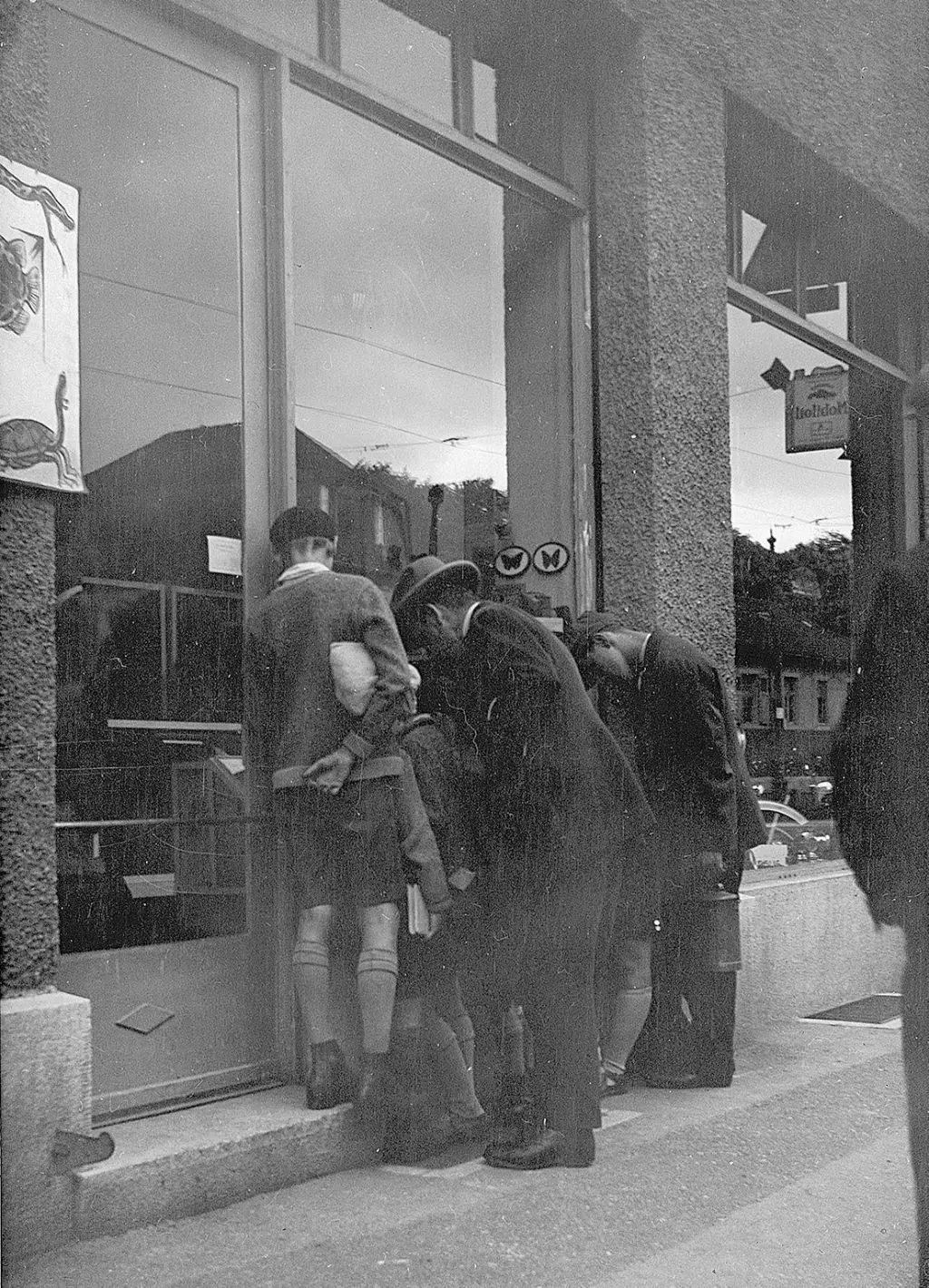 Neugierige Blicke in ein Schaufenster an der Riehenstrasse, um 1931