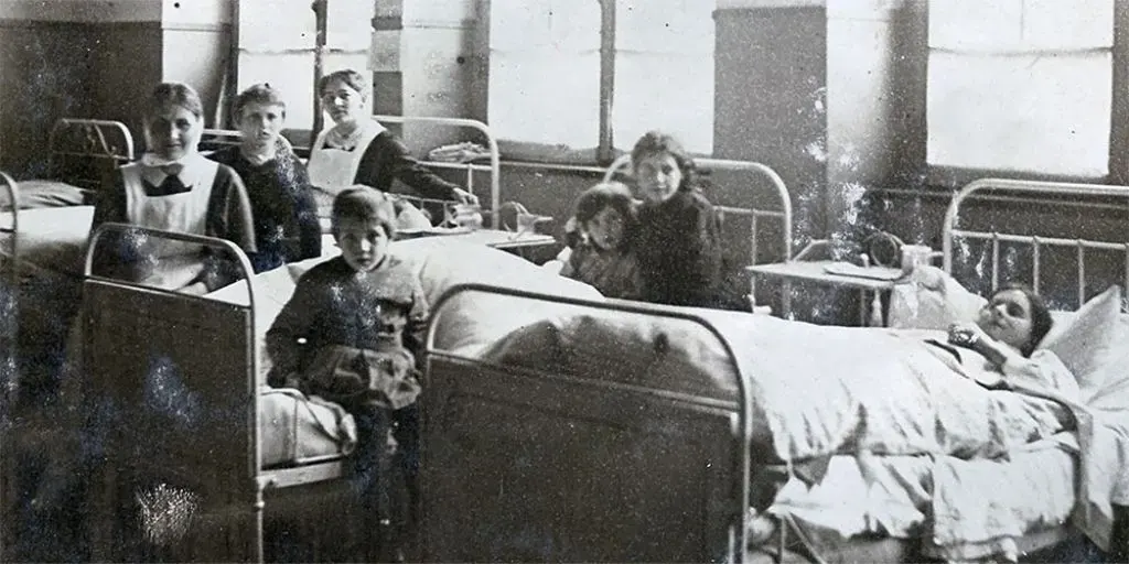 Kinder im umgewandelten Notspital in Pratteln, 1918