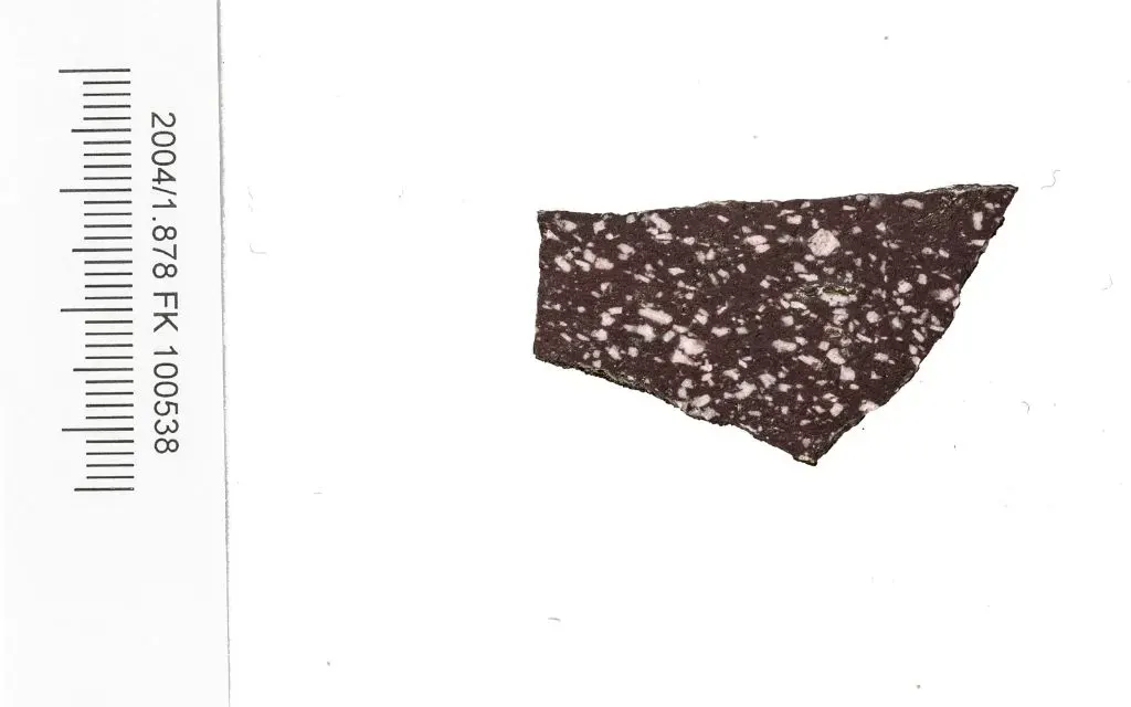 Fragment einer dünnen Porphyrplatte