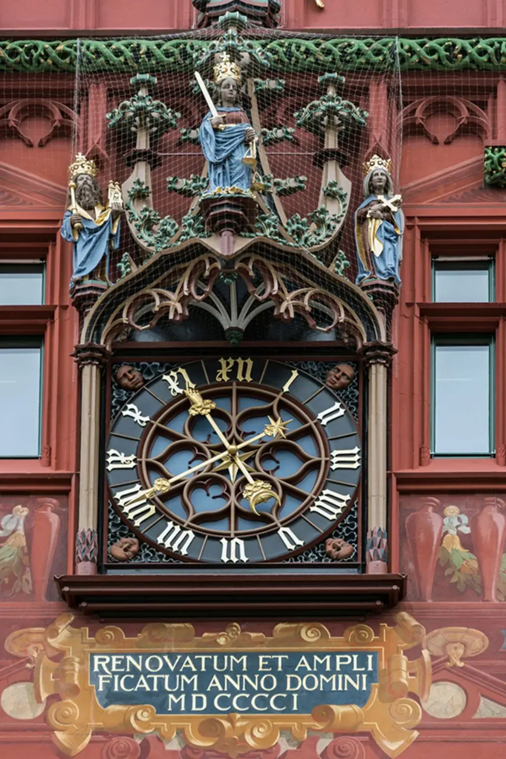 Heinrich mit Münstermodell, Justitia mit Schwert und Kunigunde mit Kreuz an der Fassade des Basler Rathauses