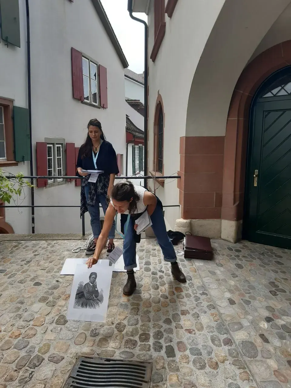 Meret Tiburzi und Luzia Knobel erzählen von Susanne Luise Anjama und Henriette Alexander beim Haus zum Fälkli.